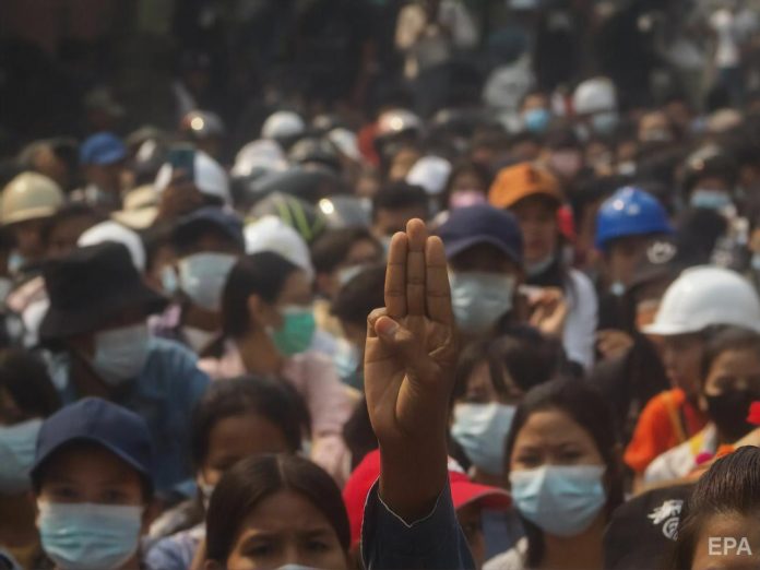 v-myanme-segodnya-den-vooruzhennyh-sil-vo-vremya-protestov-ubili-desyatki-lyudej-smi