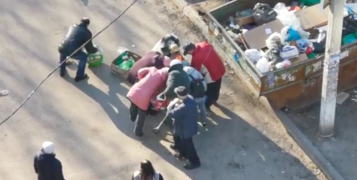 v-rossii-pensionery-edva-ne-ustroili-draku-za-prosrochennye-produkty-video