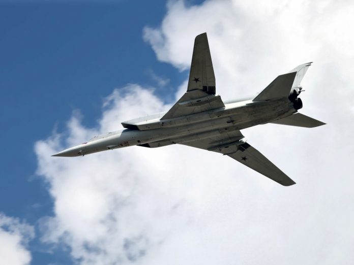 v-rossii-pogibli-troe-voennyh-ih-vybrosilo-iz-bombardirovshhika