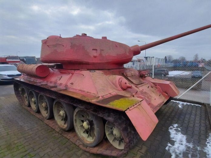 zhitel-chehii-priznalsya-politsii-chto-okolo-30-let-hranil-doma-rozovyj-tank-i-artustanovku