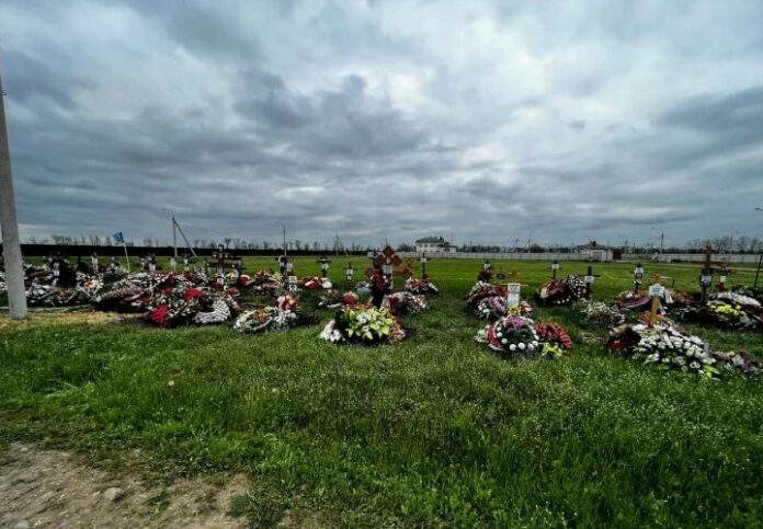 ih-tam-ne-bylo-v-krasnodare-nashli-desyatki-svezhih-mogil-s-voennymi-flagami