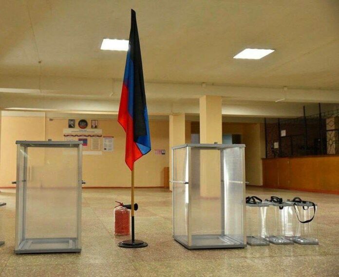 kolonki-zazyvaly-i-nikakoj-tajny-golosovaniya-okkupanty-nachali-referendum-foto-i-video