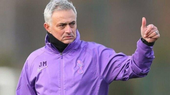 mourinyu-budet-trenirovat-futbolistov-po-videosvyazi