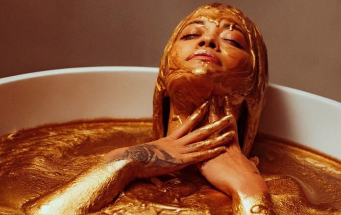 rita-ora-snyalas-obnazhennoj-v-novom-klipe
