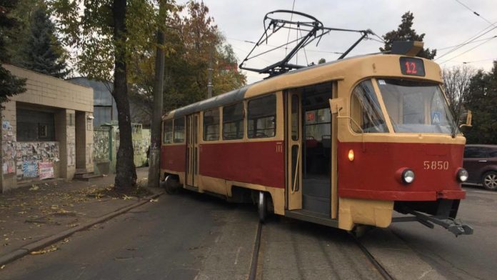 v-kieve-na-podole-tramvaj-sletel-s-relsov-i-vrezalsya-v-stolb