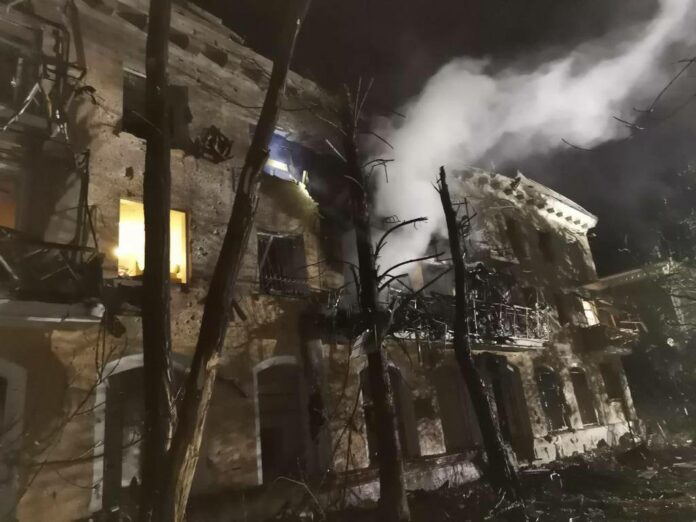 v-zaporozhe-raketa-raznesla-zhiloj-dom-bez-zhertv-ne-oboshlos-foto-posledstvij