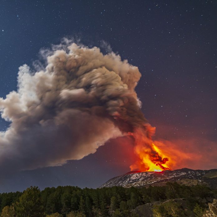 vulkan-etna-prosnulsya-zakryt-aeroport