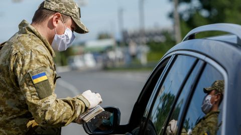 Выезд за границу мужчин, которые самостоятельно воспитывают ребенка: разрешение есть, но не для всех