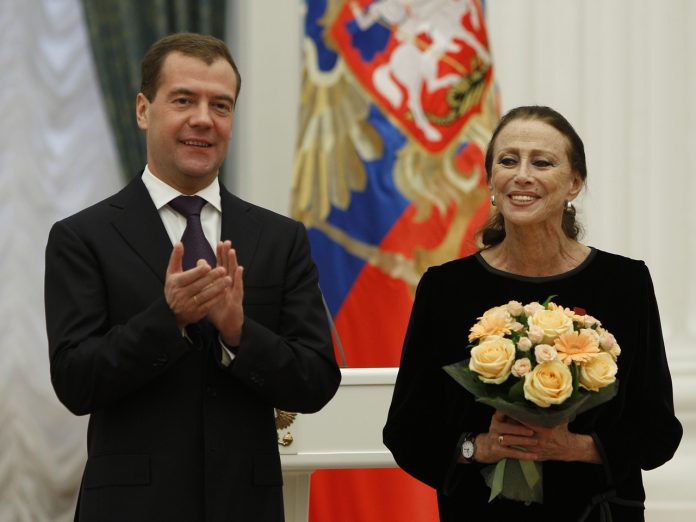medvedev-nagradil-majyu-plisetskuyu-ordenom-za-zaslugi-pered-otechestvom
