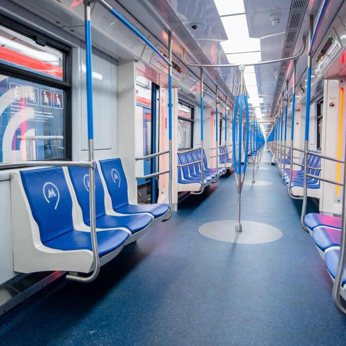 poeticheskij-poezd-vyshel-na-filevskuyu-liniyu-moskovskogo-metro