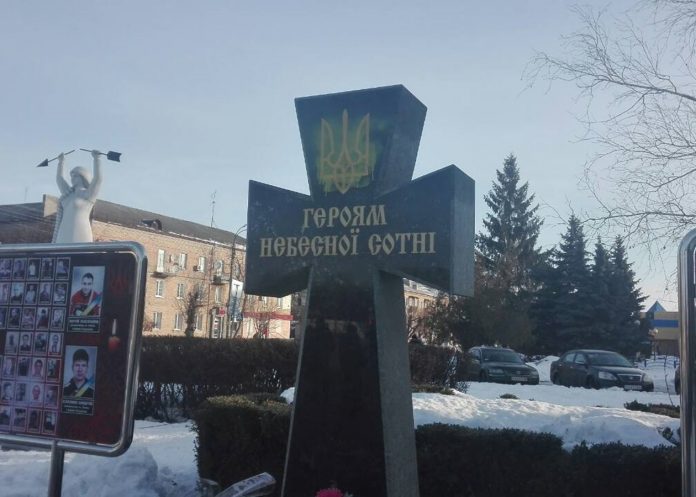v-cherkasskoj-oblasti-postavili-pamyatnyj-krest-nebesnoj-sotne