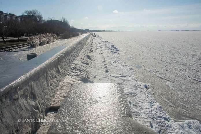 azovskoe-more-zamerzlo-vpechatlyayushhie-foto